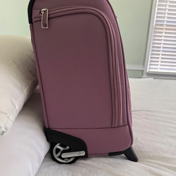 Travelpro Maxlite 5 Rolling Undersesat Carry-On - Picture 7 of 12